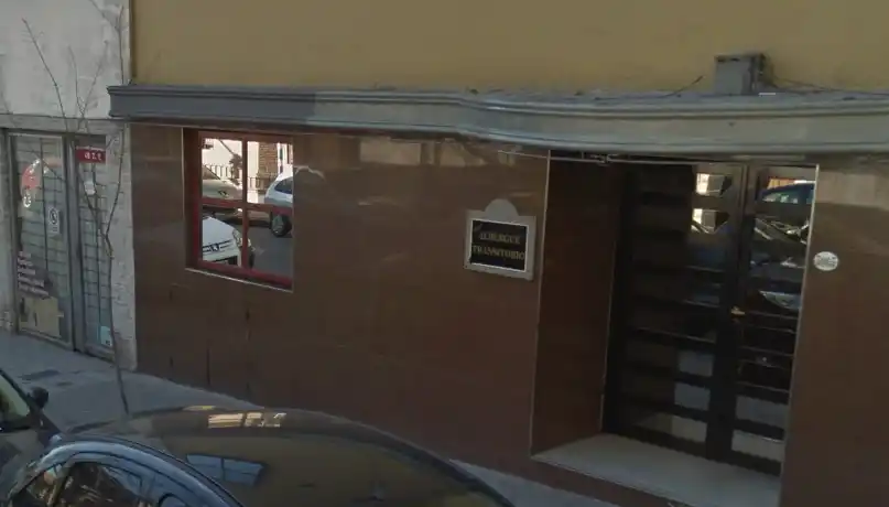 Un hombre fue encontrado muerto en un albergue transitorio