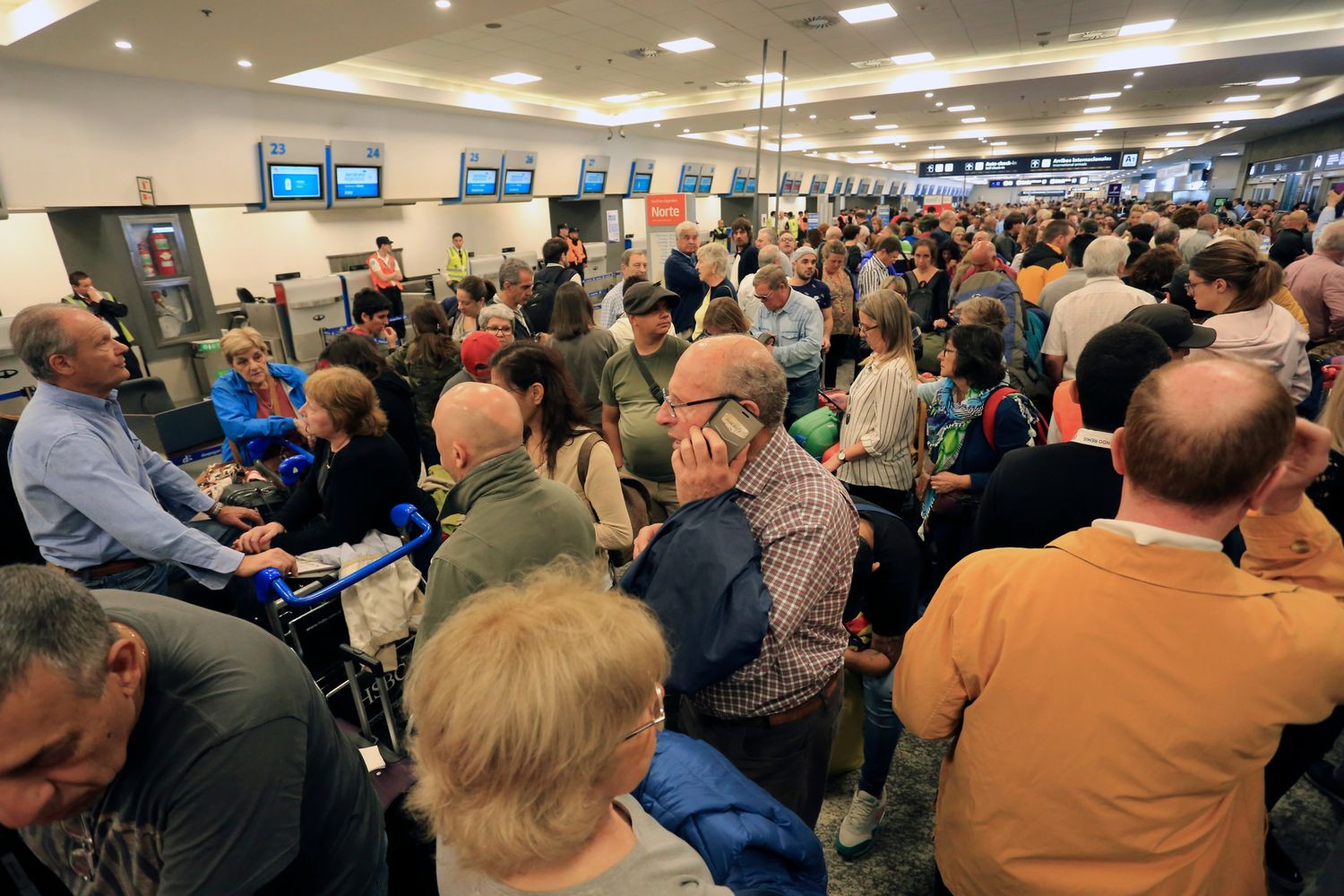 La medida afectará a unos 150 vuelos y a más de 15.000 pasajeros de Aerolíneas Argentinas