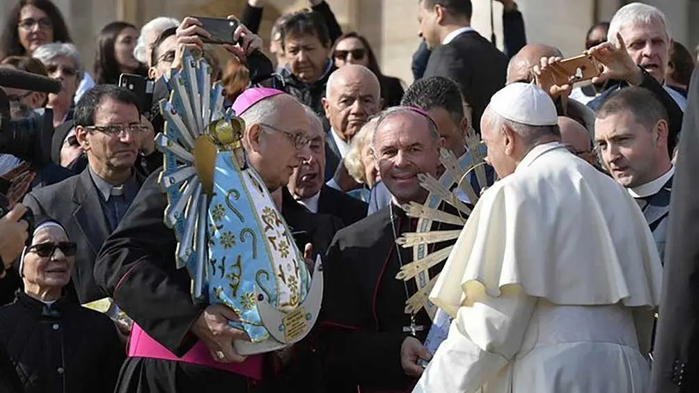 Ante el Papa, el Reino Unido devuelve una imagen de la Virgen de Luján que estuvo en Malvinas