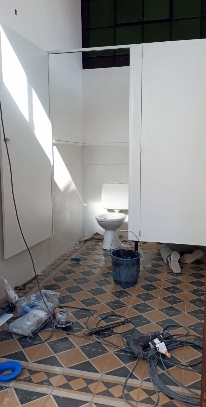 Avanzan las obras pintura del frente y de rediseño sanitario en la Sociedad Italia