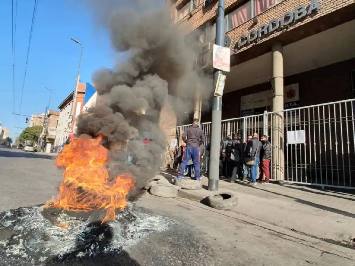 Trabajadores despedidos toman la sede de UTA