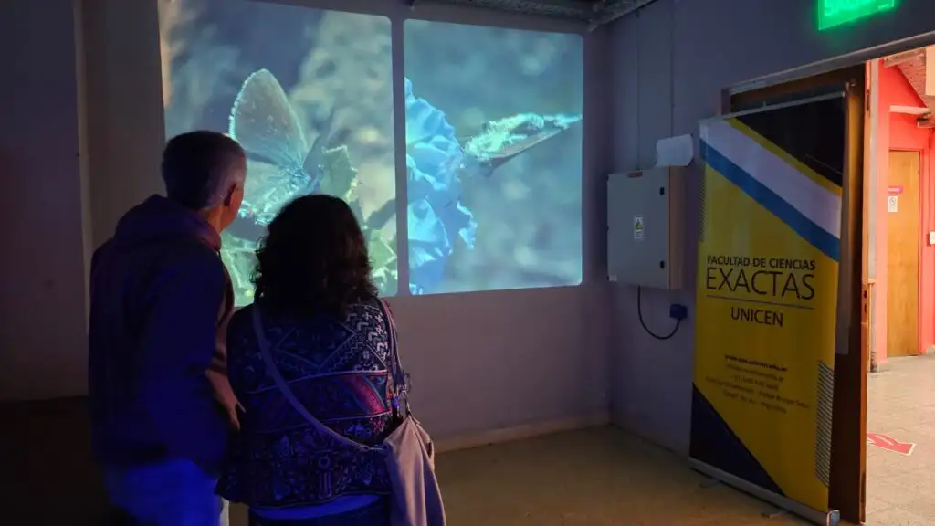 La presentación, que combinó ciencia y tecnología, tuvo lugar en la Facultad de Arte.