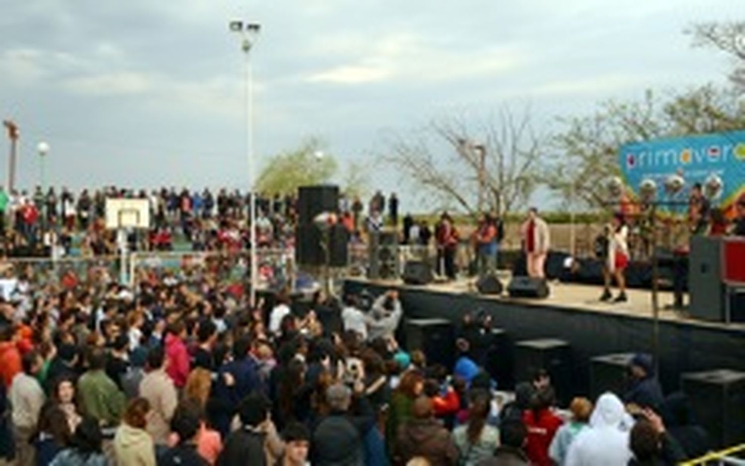 Santo Tomé recibió la primavera al ritmo de Gustavo Cordera y su Caravana Mágica