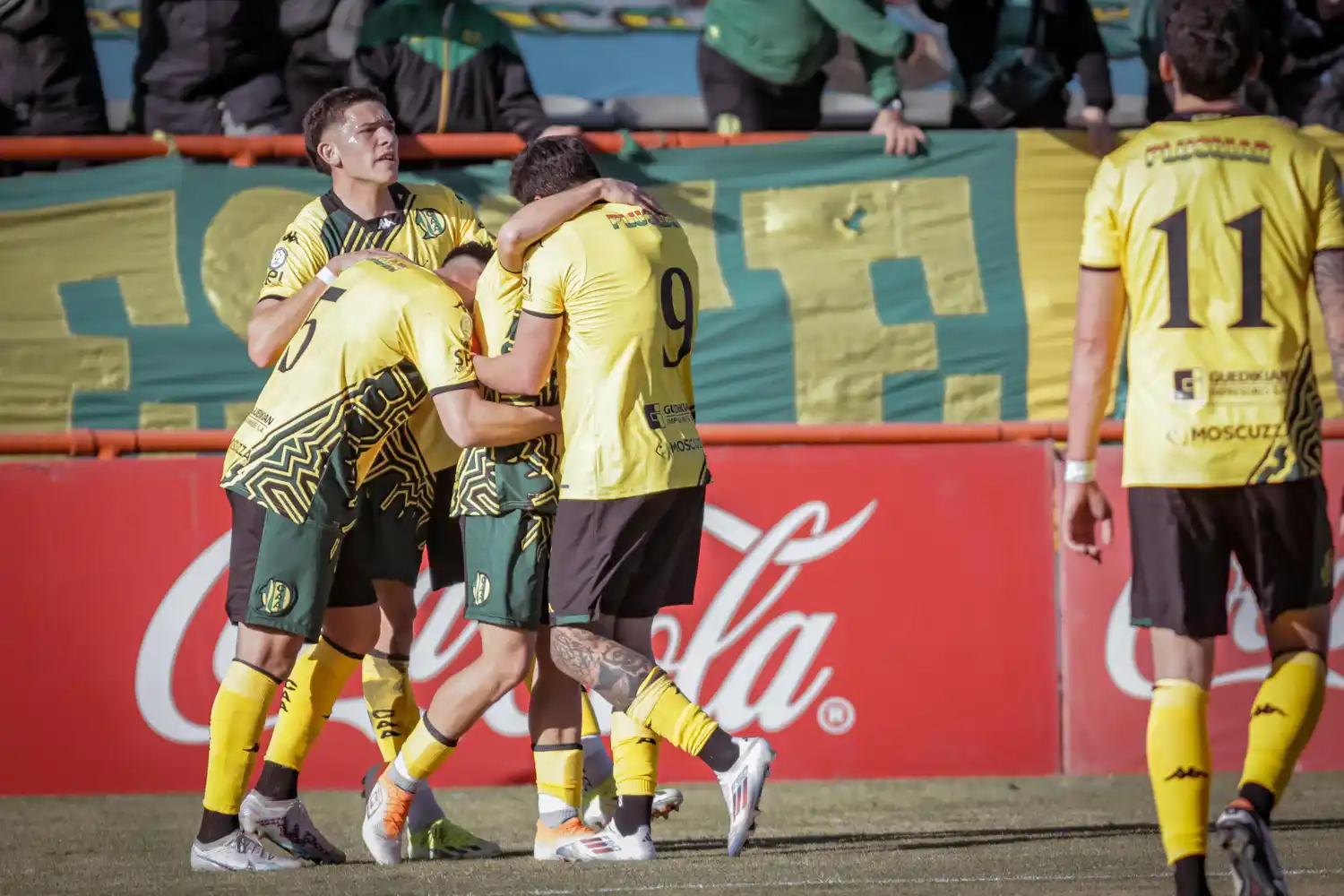 Aldosivi festejando el tanto frente a Colón