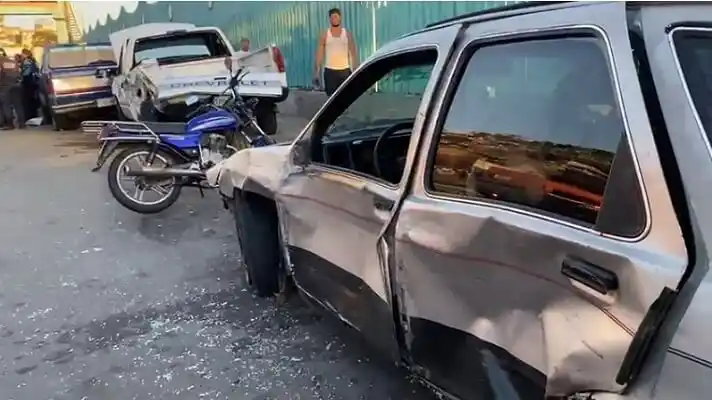 ¡SE SALVARON DE MILAGRO! Aparatoso choque en La Guaira deja saldo de un herido
