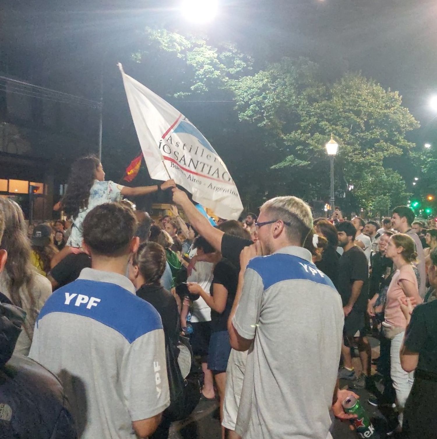 Cientos de personas volvieron a congregarse en la esquina de 7 y 50.