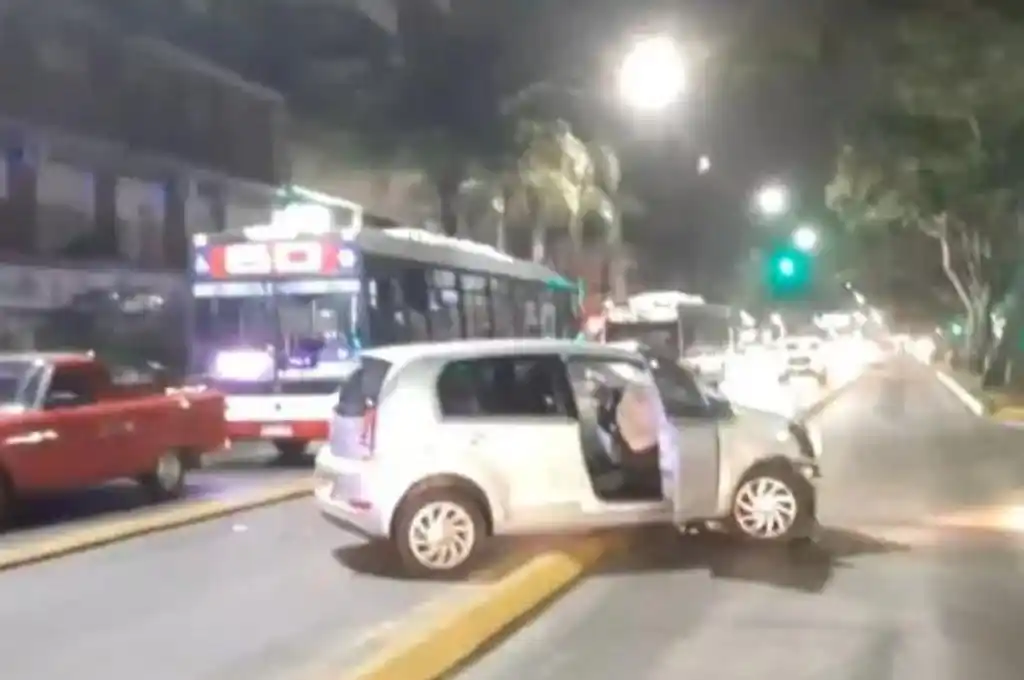 Un VW Fox quedó atravesado en el Metrobus sobre la avenida Maipú.