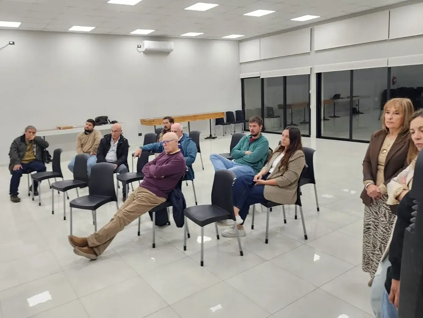Empresarios de Coronel Dorrego escuchando a las autoridades municipales