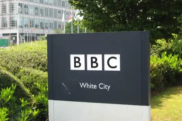 ¿La BBC puso su logo de color negro por Kate Middleton?