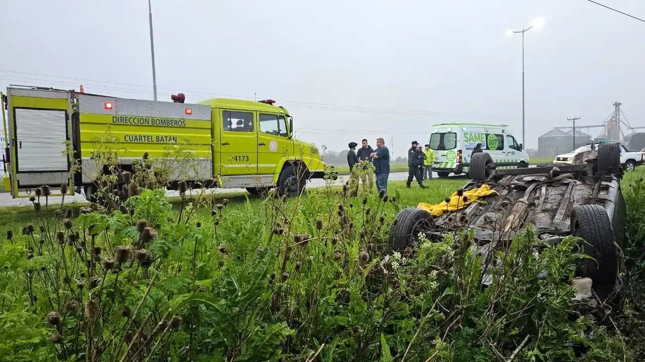 Dado vuelta. El conductor quedó atrapado dentro del auto