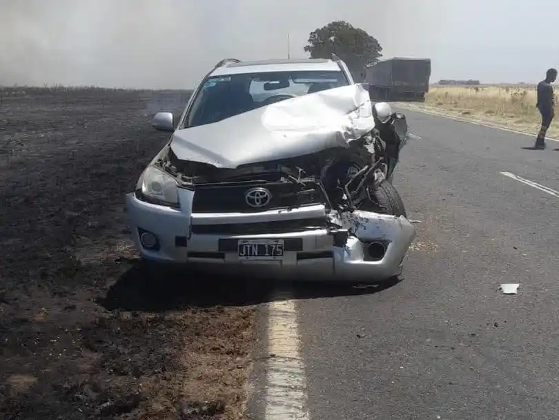 El automóvil Toyota RAV4 que colisionó con un camión (Foto FM Manantial)