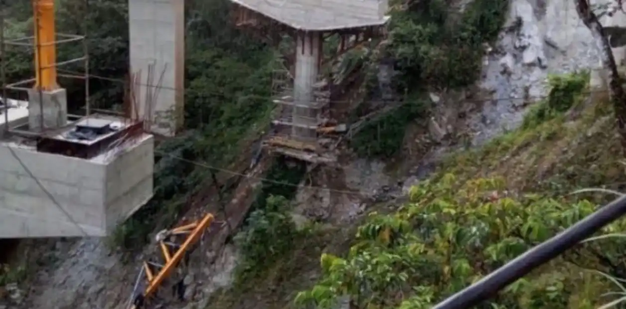 Colombia: se derrumbó un puente en construcción y dejó cinco muertos