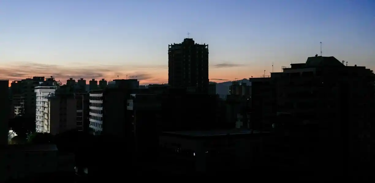 Apagón en Venezuela: casi todo el país se quedó sin luz por cortes del servicio eléctrico y el régimen de Maduro denunció un sabotaje