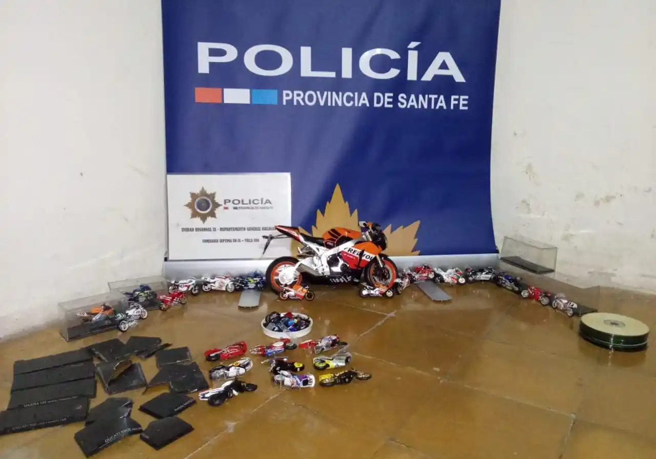 Cuatro menores rompieron una ventana para robar una valiosa colección de motos miniatura