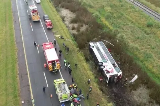 Volcó un micro en la ruta 2: hay unos 15 heridos, dos menores de gravedad