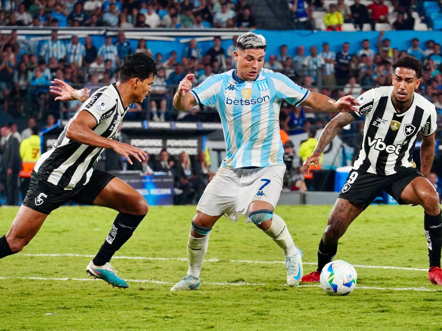 Racing ganó la ida en el Cilindro de Avellaneda.