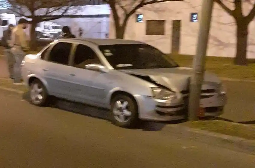 Murió de un paro cardíaco mientras manejaba y terminó chocando contra un poste de luz