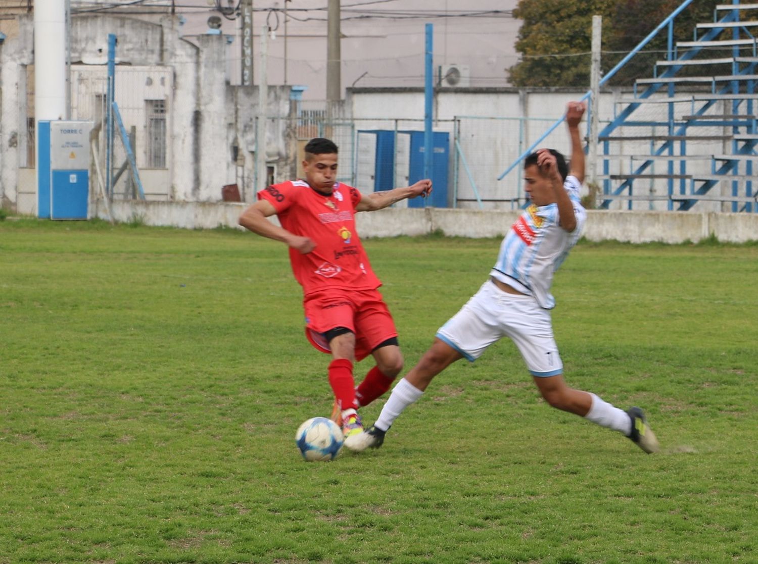 Central Larroque acertó un cabezazo al final y se llevó tres puntos valiosos