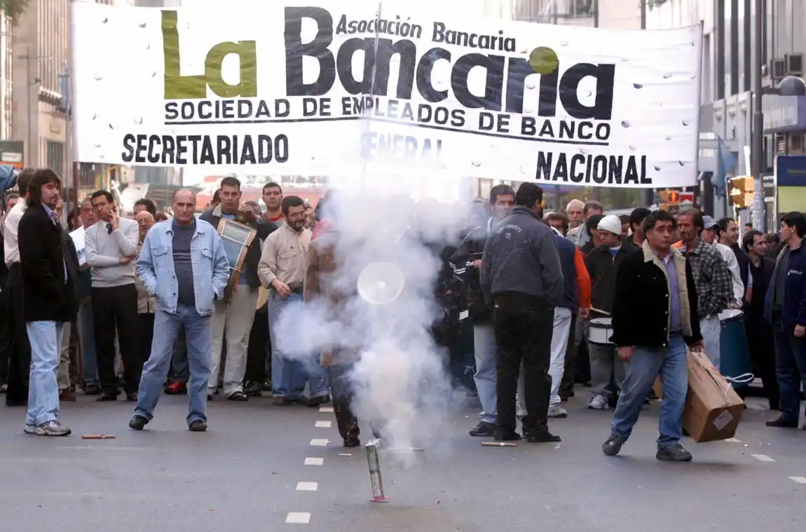 Bancarios levantaron el paro de 72 horas tras llegar a un acuerdo