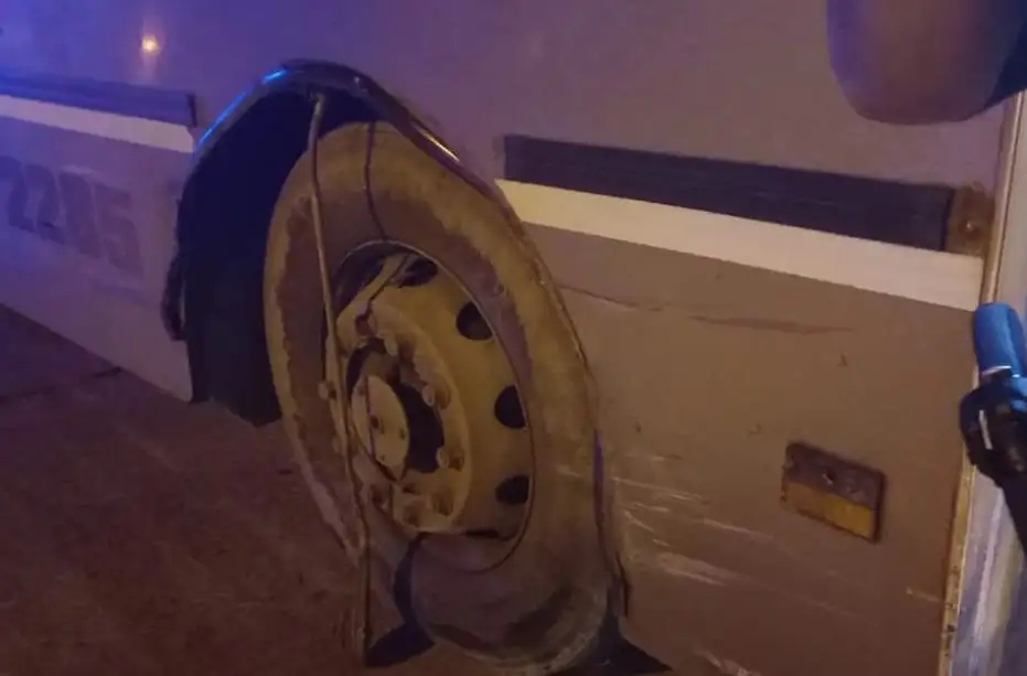 Un niño de 12 años se subió a un colectivo en Córdoba, manejó 30 cuadras y chocó varios autos