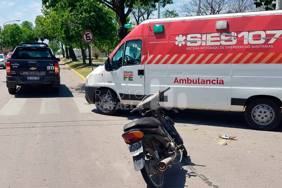 Insólito accidente en la ciudad: colisionaron un móvil policial y una motocicleta