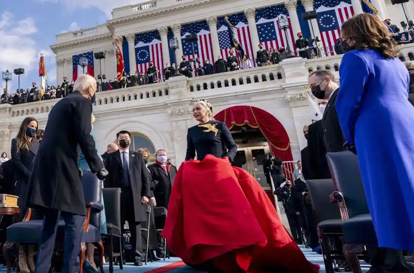 Schiaparelli hace historia nuevamente, vistiendo a Lady Gaga en la investidura de Joe Biden