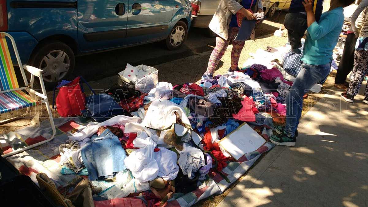 Manteros en Plaza Rocha, una problemática que se volvió a "desvirtuar"