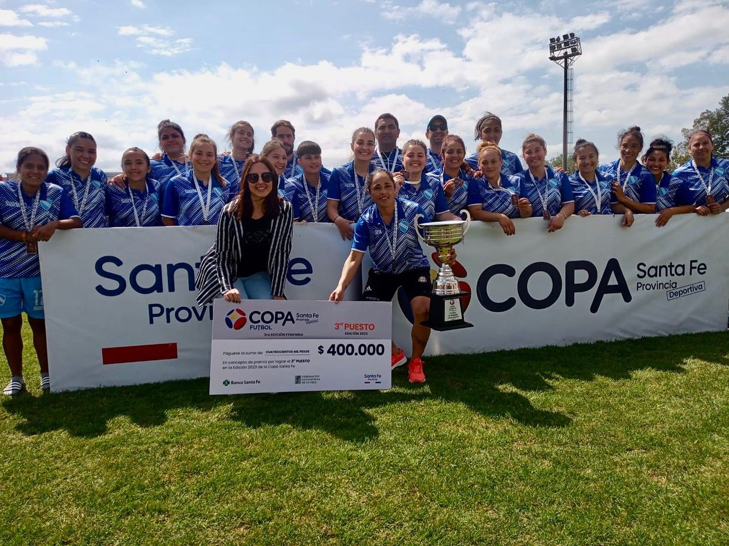 El equipo venadense con la copa de tercer lugar, sus medallas y el cheque tradicional.