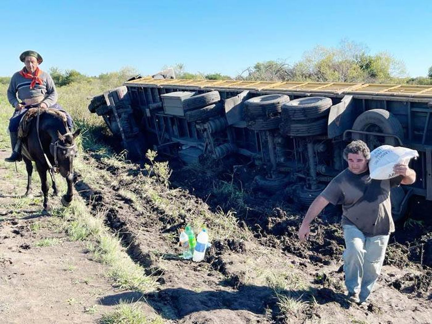 Camión vuelca su carga  tras siniestro vial