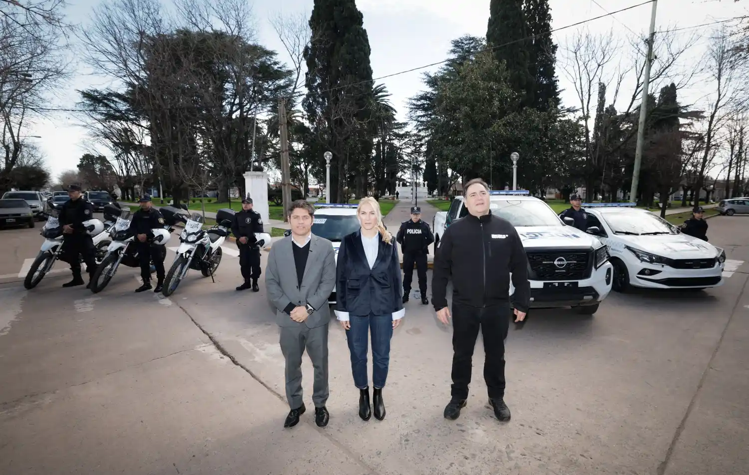"Aunque pensemos distinto": Kicillof entregó patrulleros y escrituras en Capitán Sarmiento, un municipio liberal
