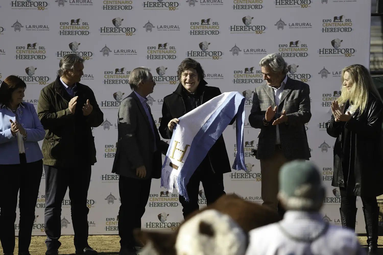 Javier Milei recibió un manto celeste y blanco destinado a los grandes campeones.