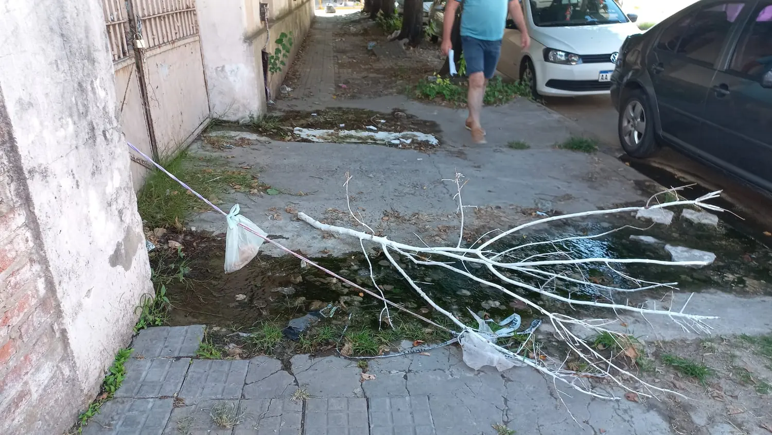 Hotel Marconi: reportan una pérdida de agua de hace años que va de mal en peor