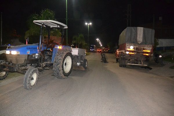 Motociclista chocó contra la rueda de un tractor y terminó fracturado 