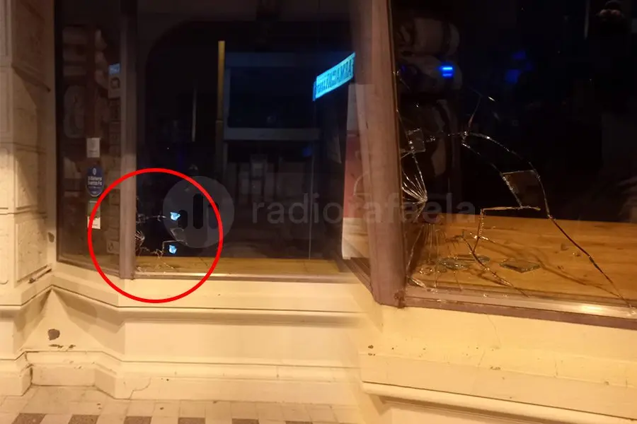 Dos adolescentes reventaron varias vidrieras en el microcentro: los atraparon en su domicilio