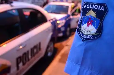 Neuquén: Un policía mantiene a cuatro personas de rehenes 