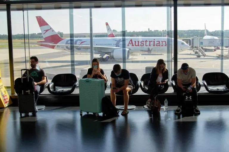 Suman un impuesto de $250 a los viajes en avión