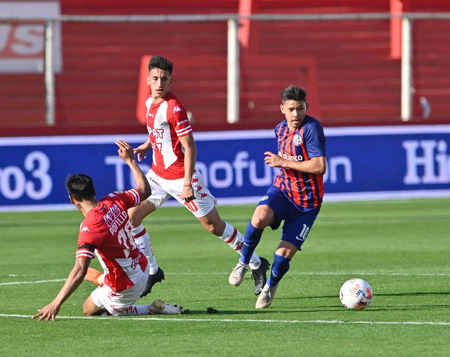 Unión aplastó a San Lorenzo, que no pudo volver a la cima