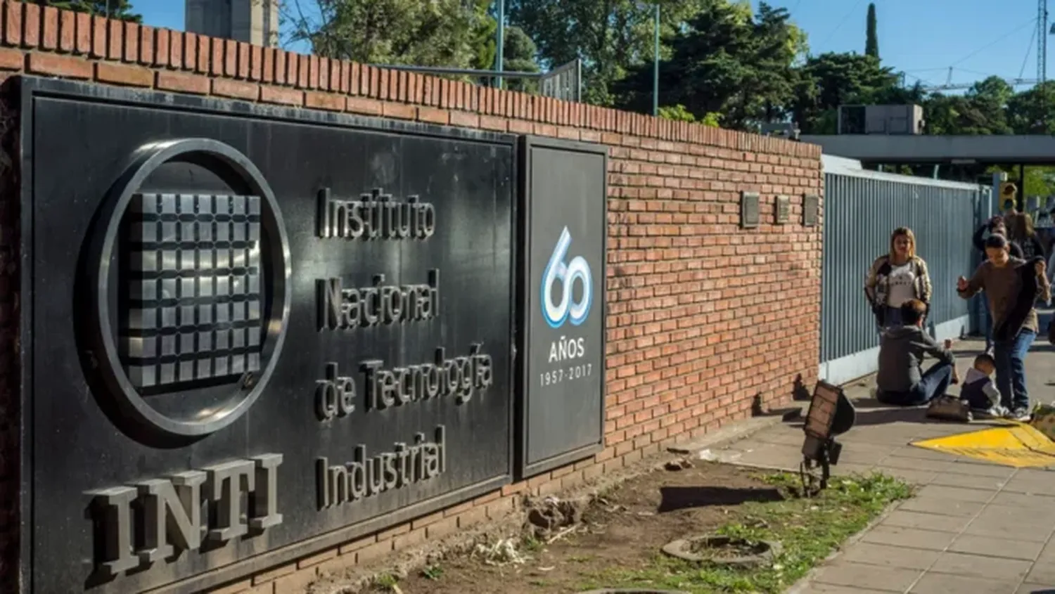 Tras comunicar los despidos, un gerente del INTI se escapó por la ventana para no cruzarse a los trabajadores