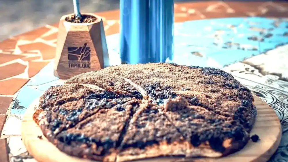 La torta negra de Tapalqué, uno de los Manjares bonaerenses. También se la conoce como "cara sucia". (@turismopba)