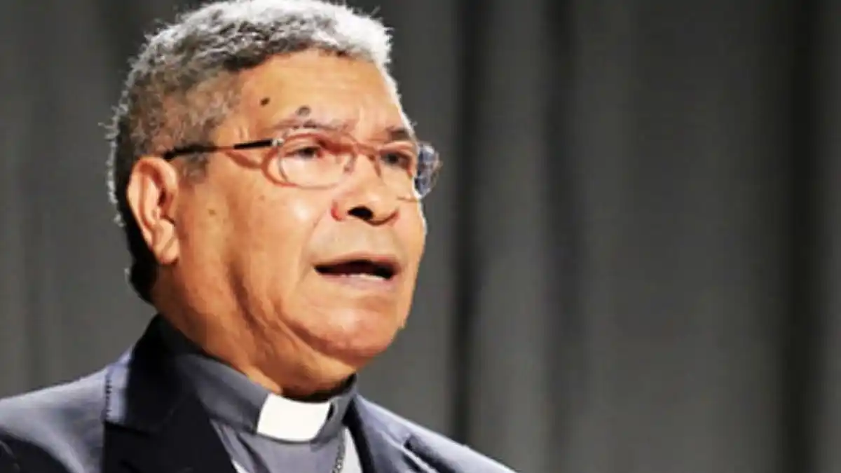 Es Obispo y Nobel de la Paz de Timor Oriental y fue sancionado por abuso sexual de menores