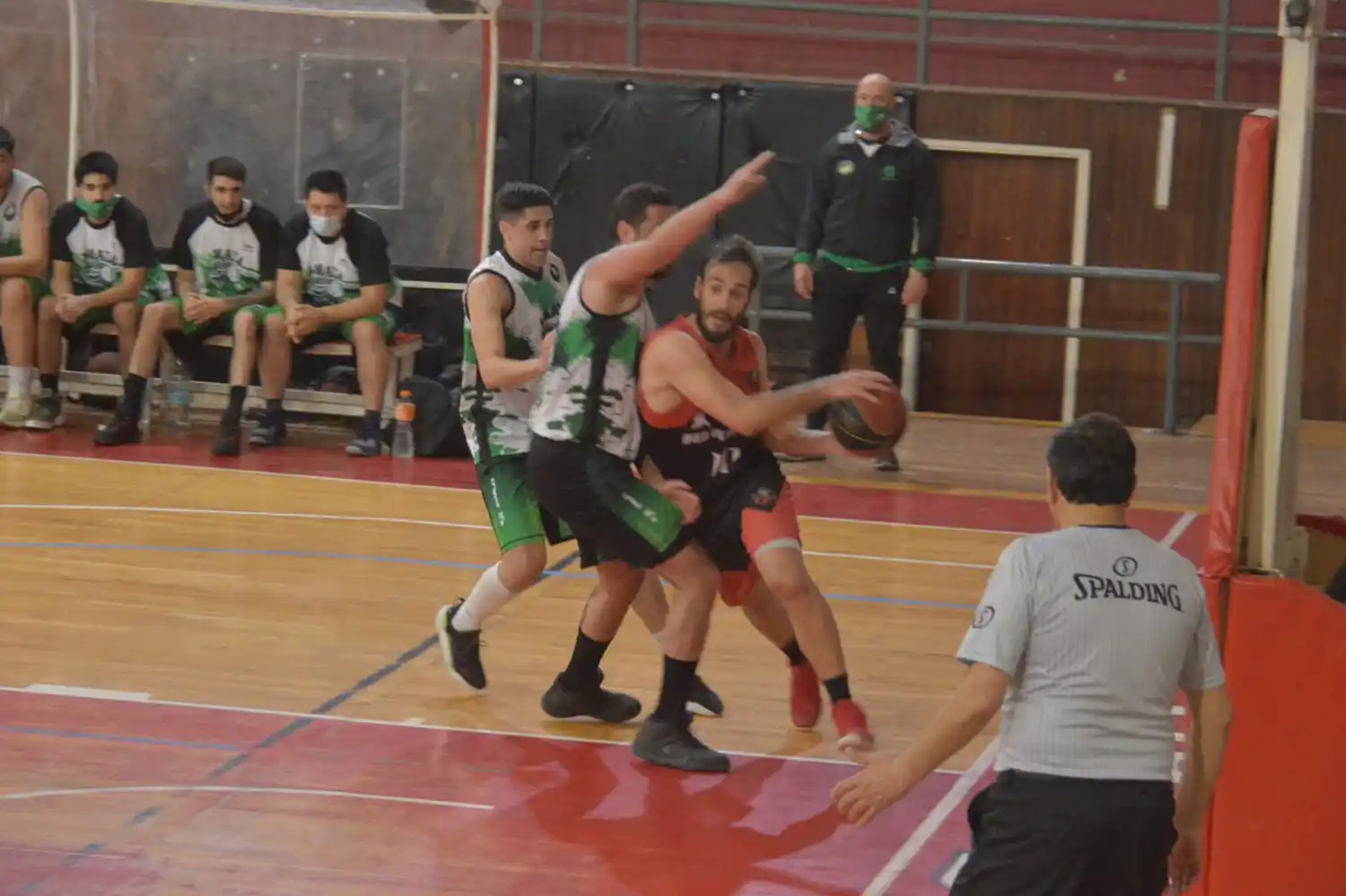 Lanusse intenta ganar línea de fondo.