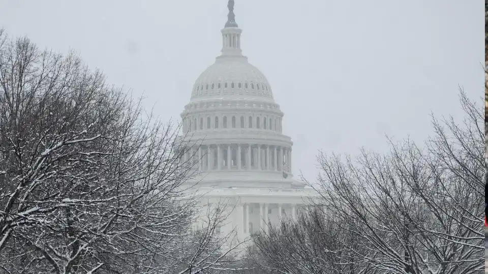 FUERTES NEVADAS Y LLUVIA HELADA causa estragos en el este de EE.UU.
