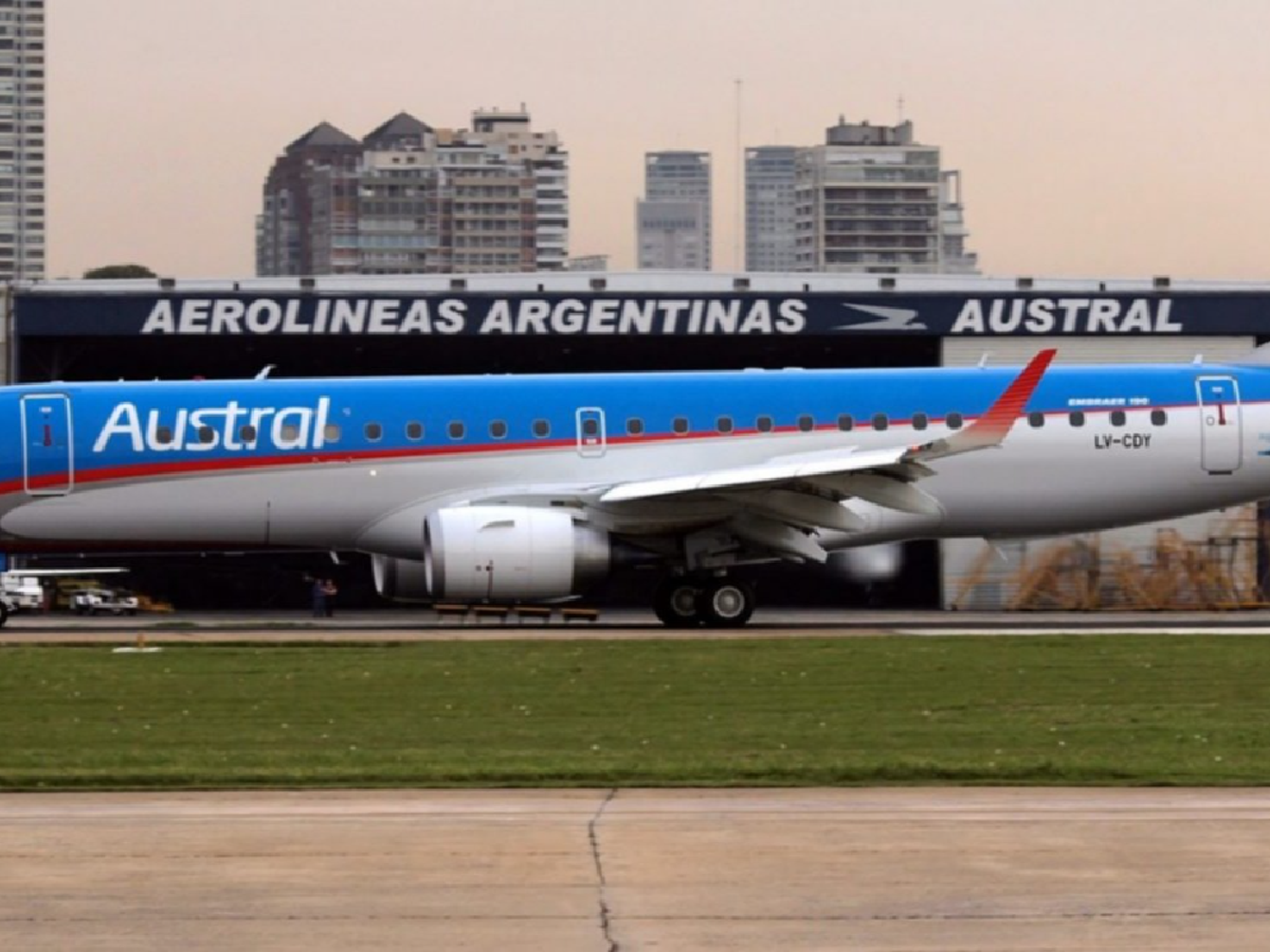 El gobierno avanza en la fusión de Aerolíneas Argentinas y Austral