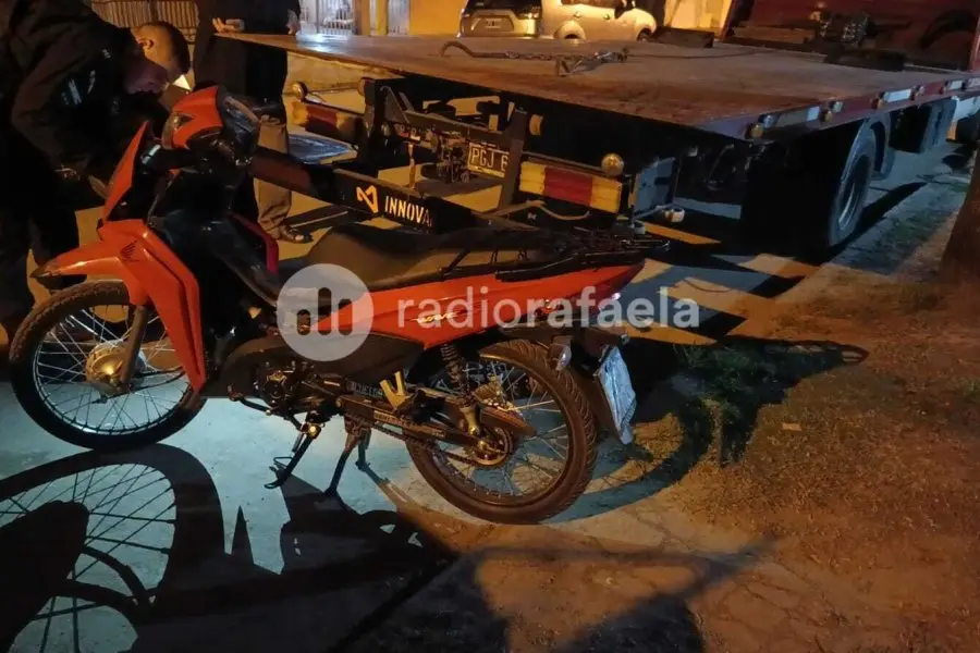 Dos jóvenes heridos tras un accidente de tránsito en calle Aguado: el conductor del automóvil se dio a la fuga