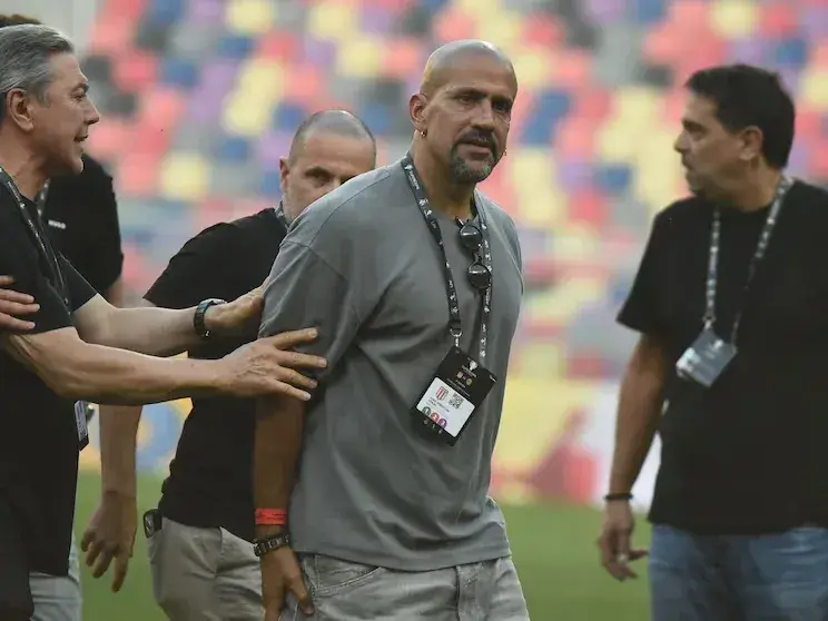 El presidente de Estudiantes de La Plata, Juan Sebastián Verón, ingresó a la cancha e increpó al árbitro Darío Herrera en la final pro al Supercopa Argentina. Foto:Reutres