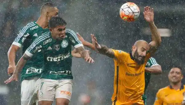 Central lo tuvo en un arco a Palmeiras, pero cayó 2-0 en Brasil