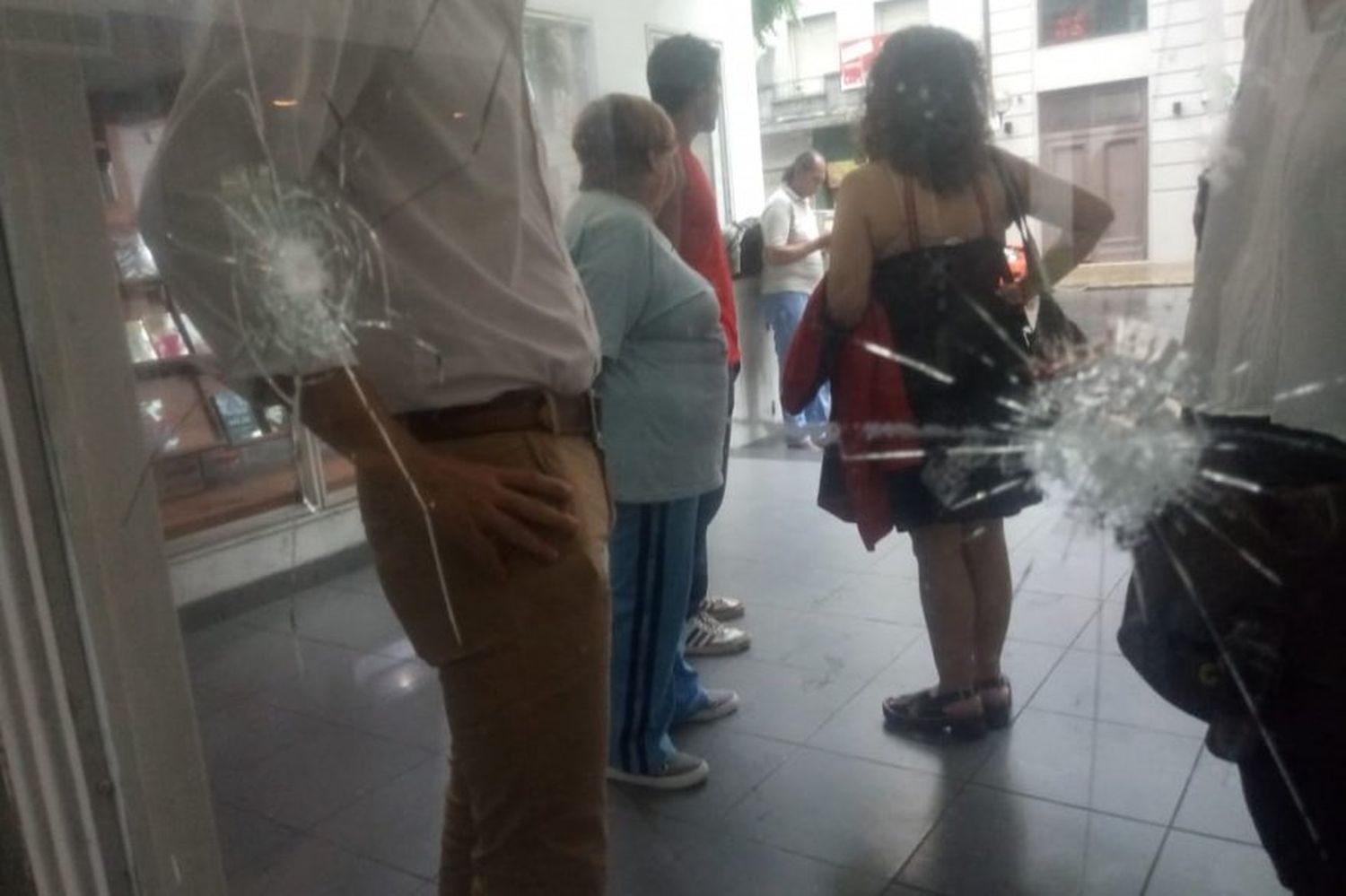Balearon otra vez la sede del PJ de La Plata