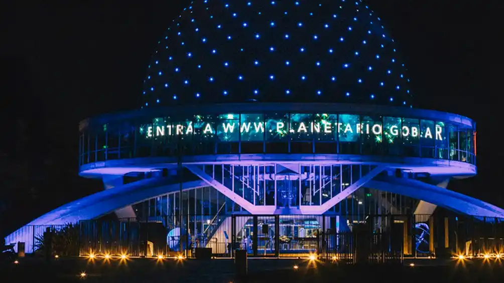Iluminan de celeste y blanco monumentos y edificios