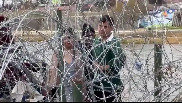 ¿Desconocerán la orden de la Corte Suprema? Texas mantiene alambre de púas en la frontera, mientras 3 venezolanos quedan atrapados