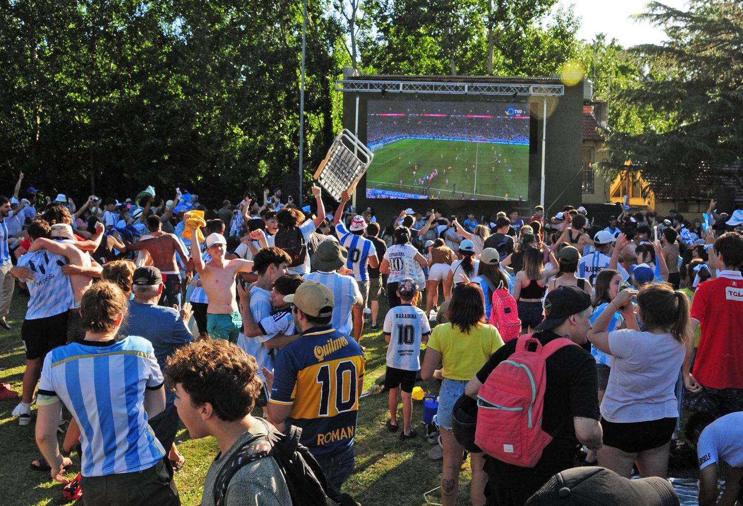 Los hinchas argentinos, de fiesta tras la victoria y el pase a cuartos.